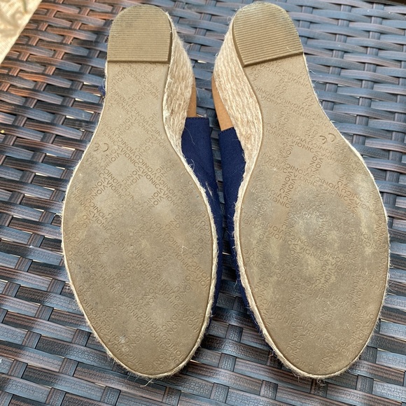 Vionic Coralina Wedge Heel / Size 7. Like new. - Picture 9 of 11